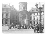 Exposition « Quelque part en France » par John G. Morris - Photo 02 : Les prisonniers libérés défilant devant la Mairie