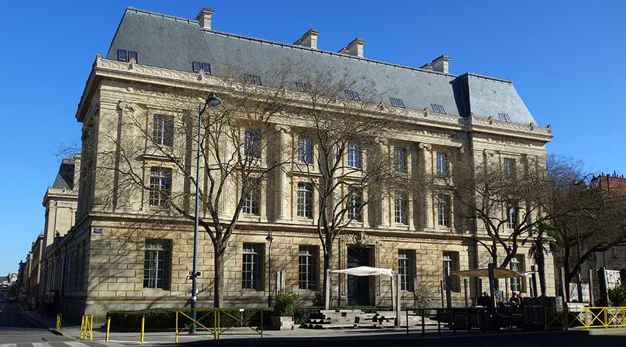 L'entrée principale de l'Hôtel Pasteur de Rennes en 2023