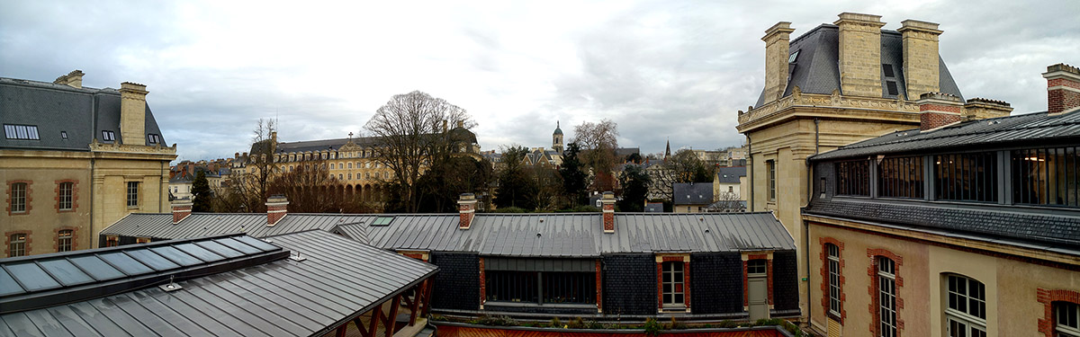 Vue sur le Palais Saint-Georges et l'église Saint-Melaine...
