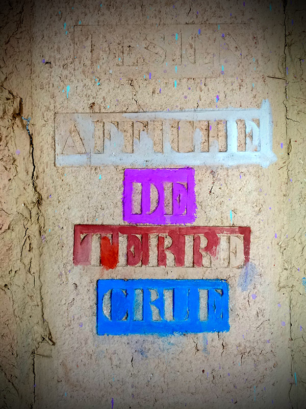 A l'Hôtel Pasteur...  Design : « Affiche de terre crue... »