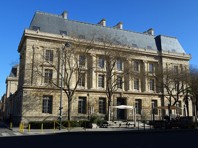 L'entrée principale de l'Hôtel Pasteur de Rennes en 2023