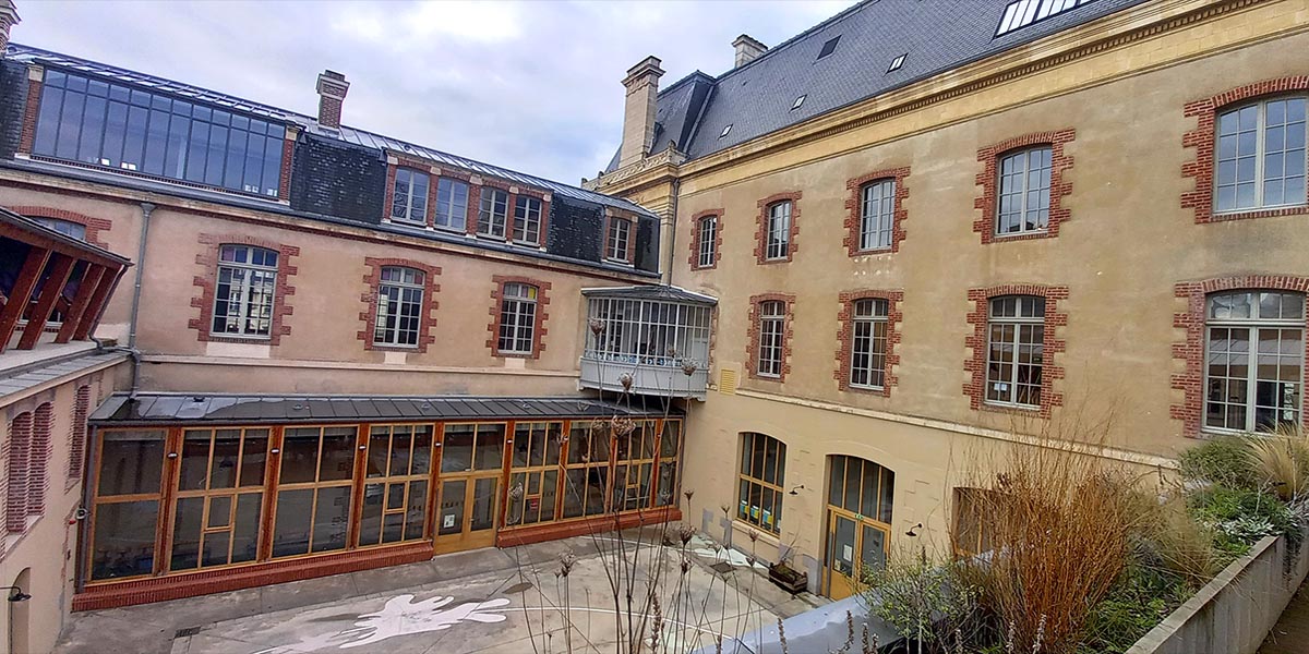 Vue sur la cour de récréation de l'école primaire de l'Hôtel Pasteur...
