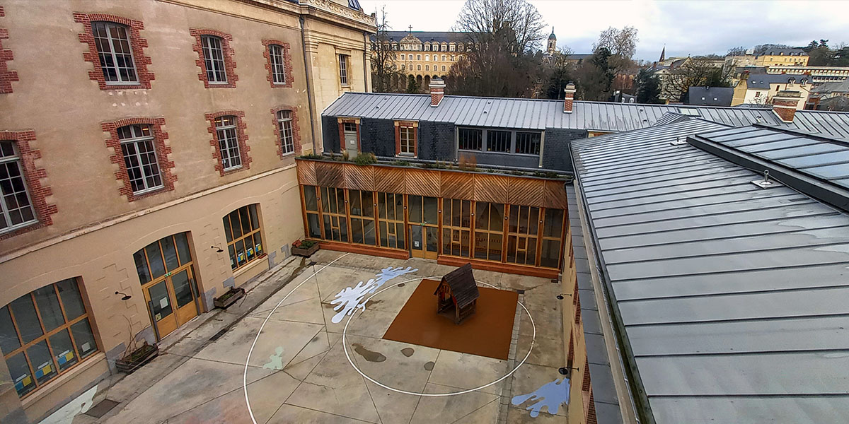 Un autre vue sur la cour de récréation de l'école primaire de l'Hôtel Pasteur...