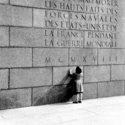 « La Gamine et le Monument aux morts américains »