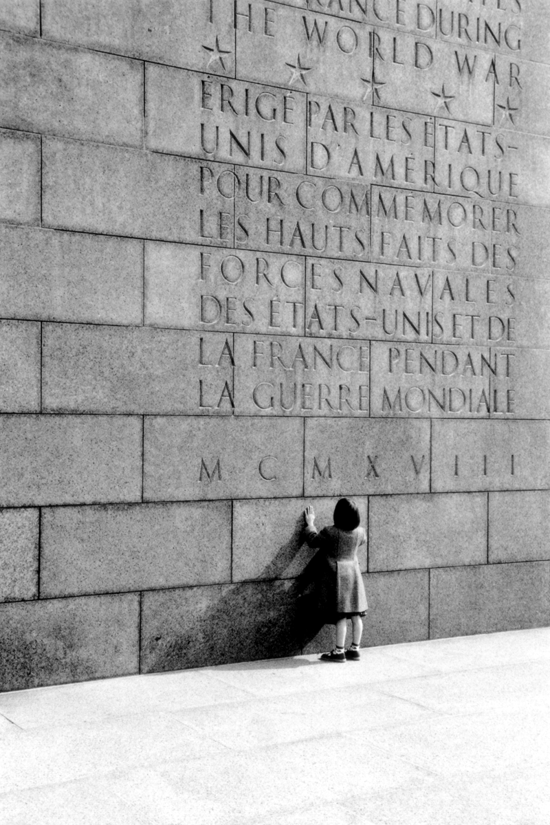 « La Gamine et le Monument aux Morts Américains » - Cours Dajot - Centre-ville - 1992