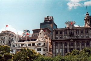 Le drapeau chinois flotte sur le Bund
