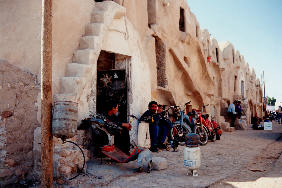 « La ruelle des artisans... » - Tunisie